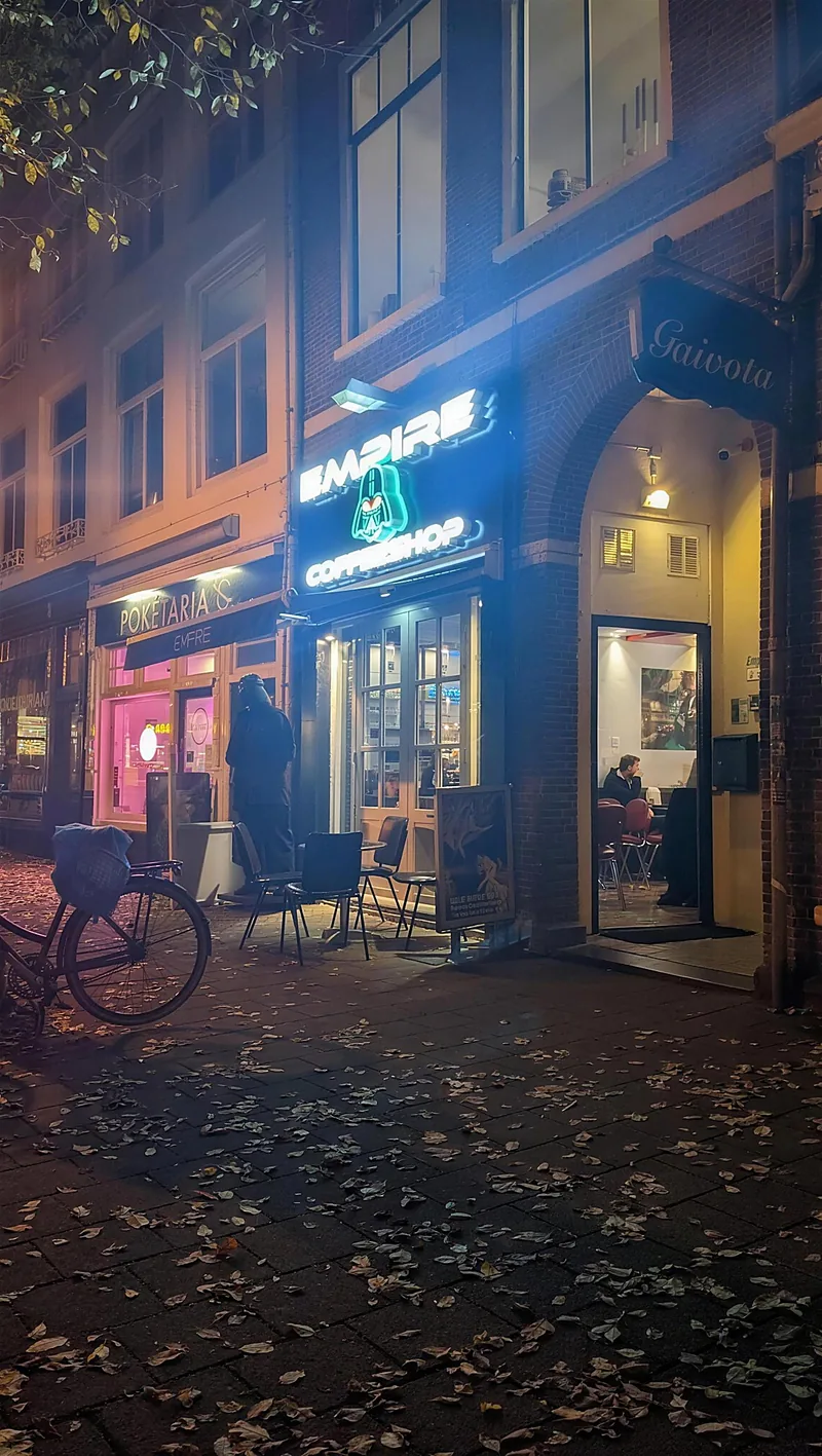 De verlichte gevel van Empire aan de Krocht bij avond